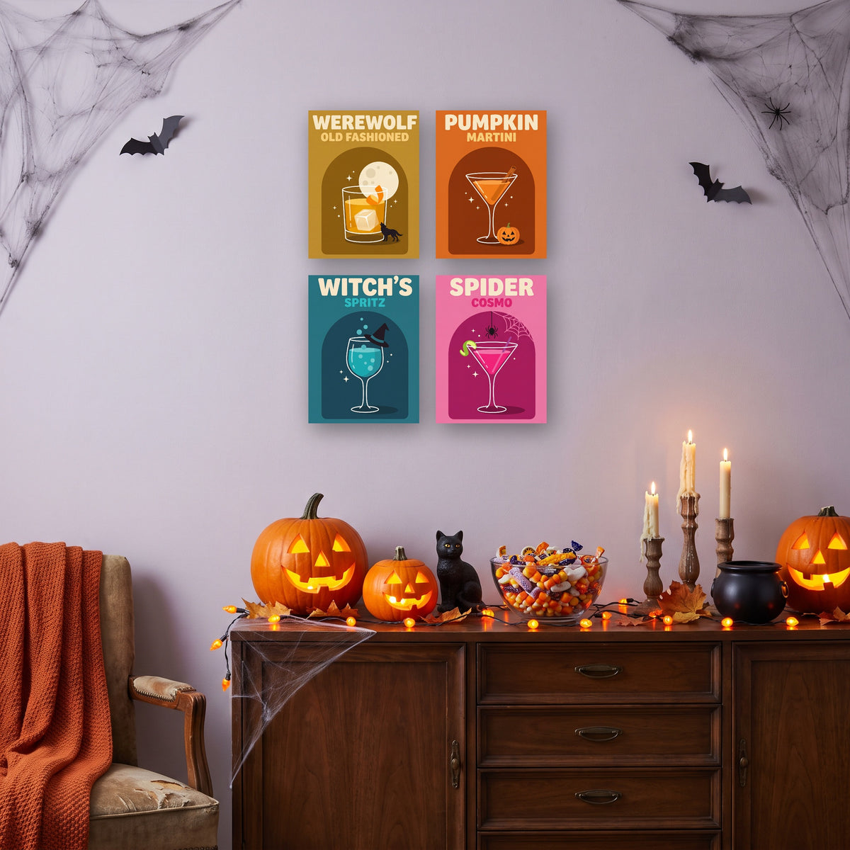 Coffret 4 mini-toiles Carte des Cocktails Hantés accrochées dans un salon décoré pour Halloween — Maison Artsen