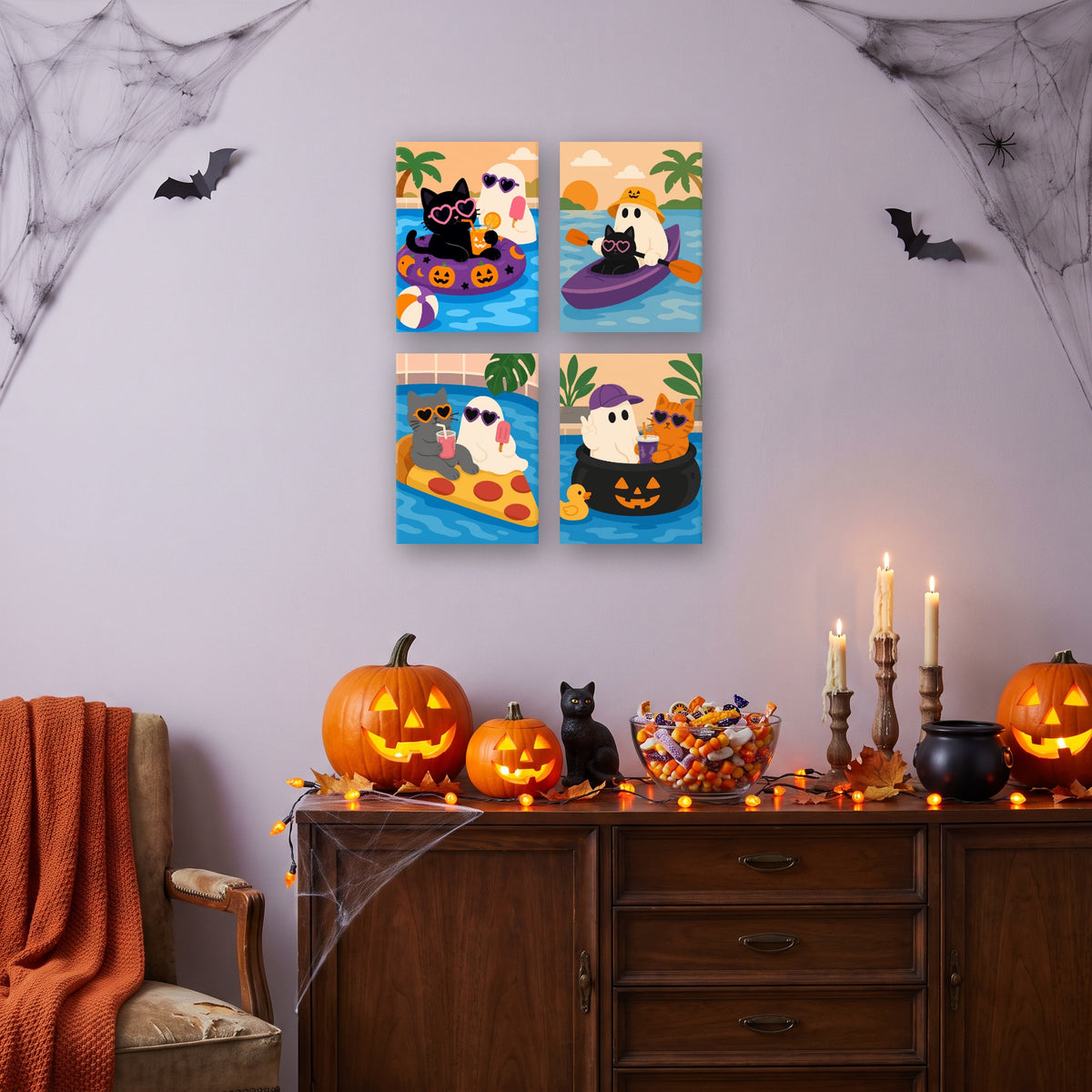 Coffret 4 mini-toiles Chats et Fantômes à l'Eau accrochées dans un salon décoré pour Halloween — Maison Artsen