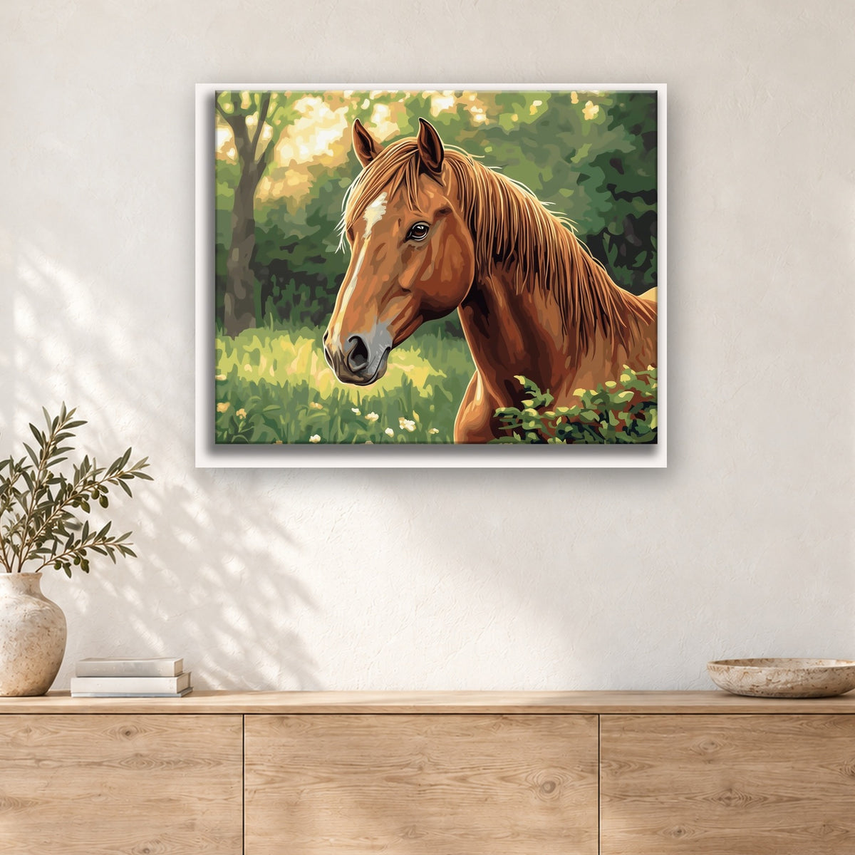 Tableau peinture par numéro Cheval Alezan au Pré accroché dans un intérieur décoré, Maison Artsen