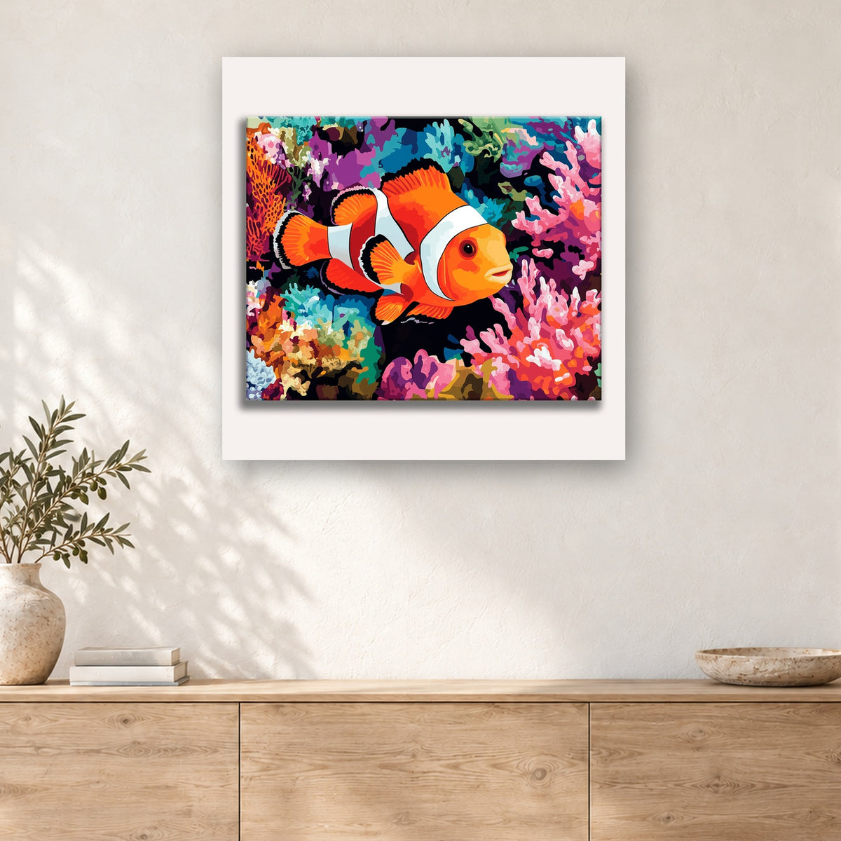 Tableau peinture par numéro Poisson-Clown et Corail accroché dans un intérieur décoré, Maison Artsen