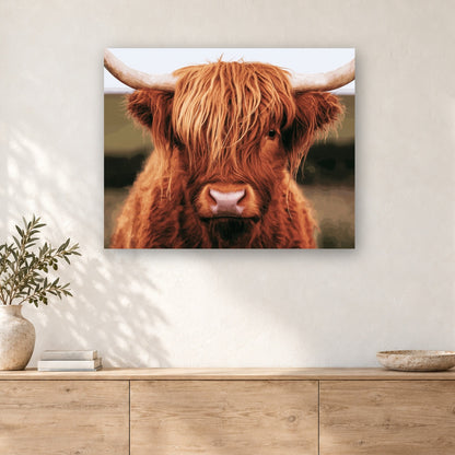 Tableau peinture par numéro Regard des Highlands accroché dans un intérieur décoré, Maison Artsen