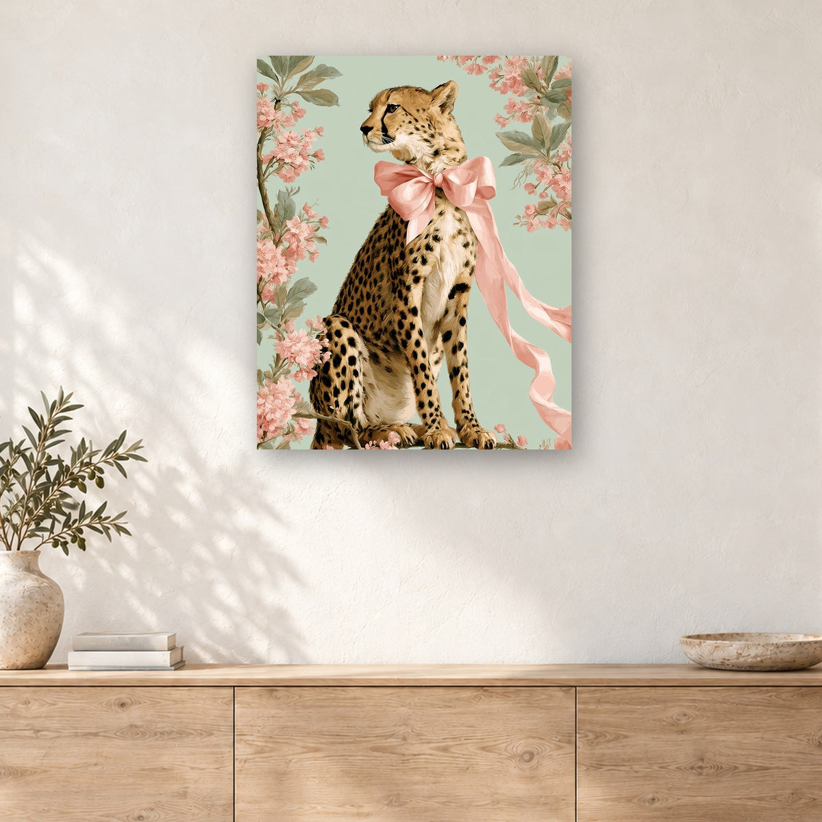 Tableau peinture par numéro Guépard au Ruban Rose accroché dans un intérieur décoré, Maison Artsen