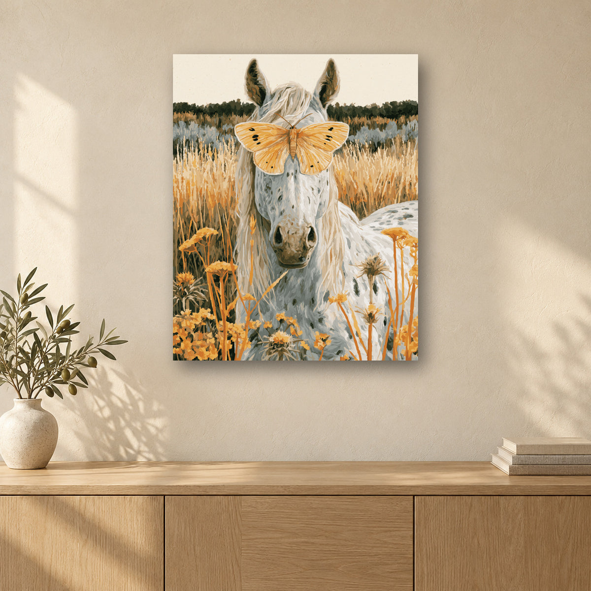 Tableau peinture par numéro Cheval au Papillon accroché dans un intérieur décoré, Maison Artsen