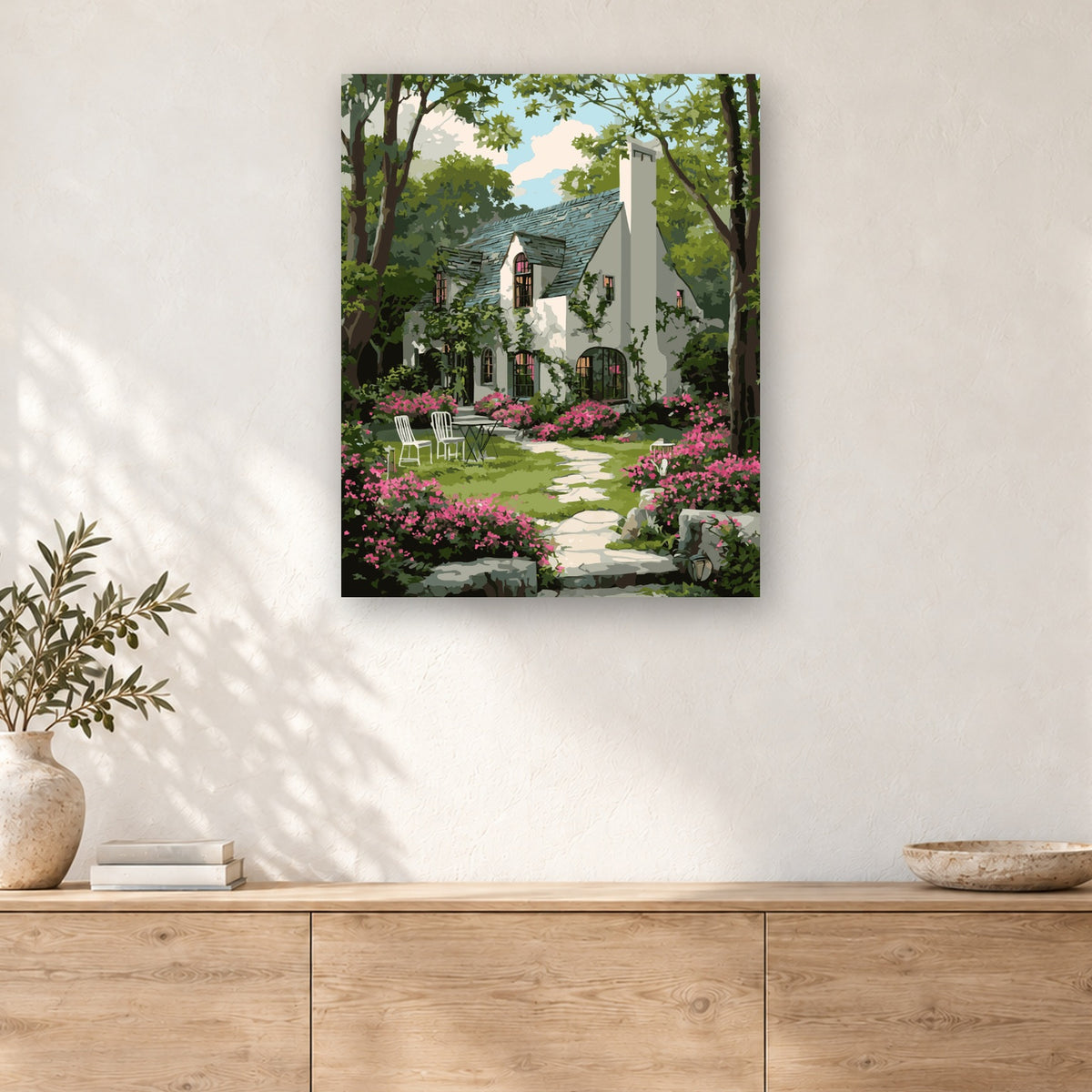Tableau peinture par numéro Cottage Blanc et son Jardin accroché dans un intérieur décoré, Maison Artsen