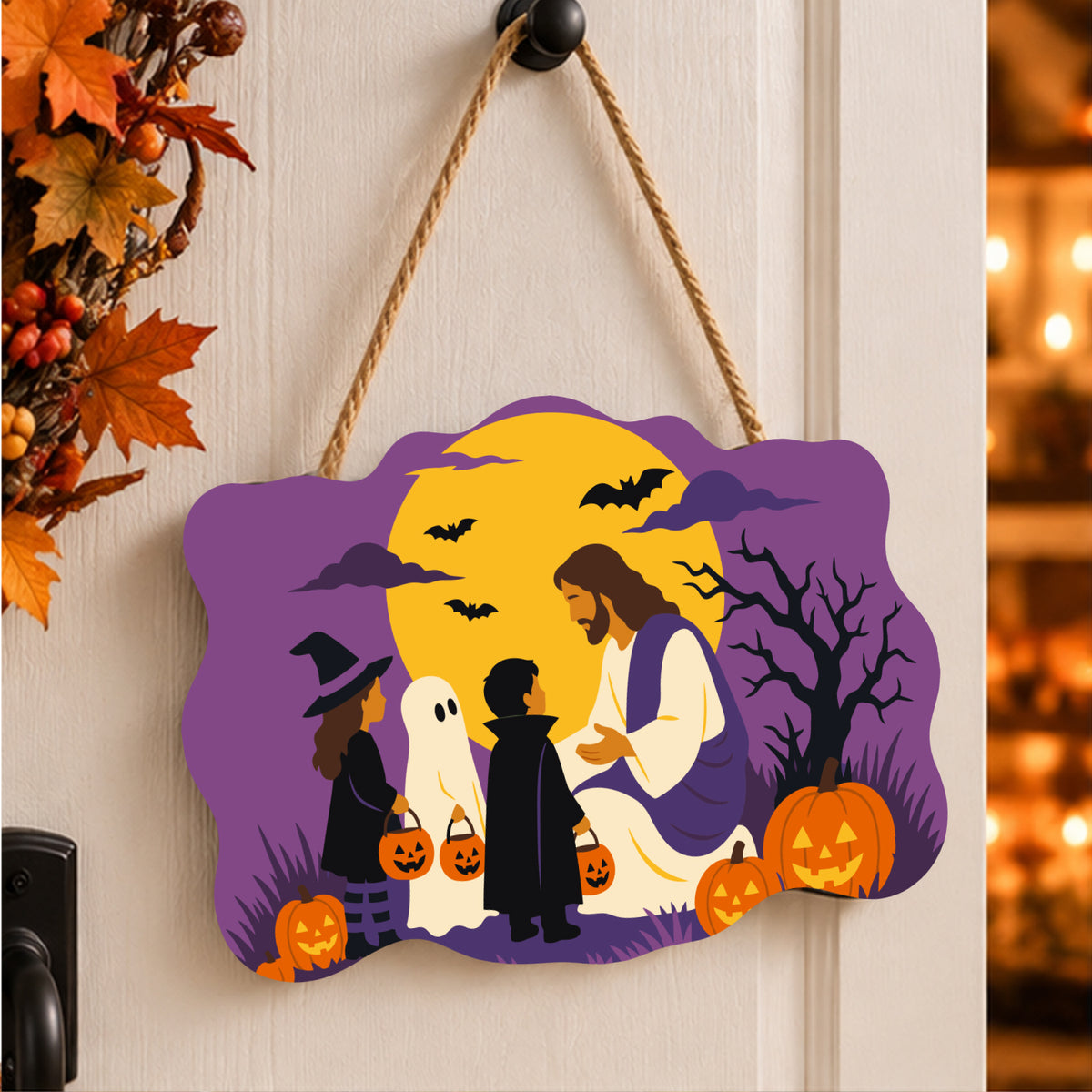 Pancarte Accueil des Enfants Déguisés peinte et accrochée à une porte d'entrée décorée pour Halloween — Maison Artsen