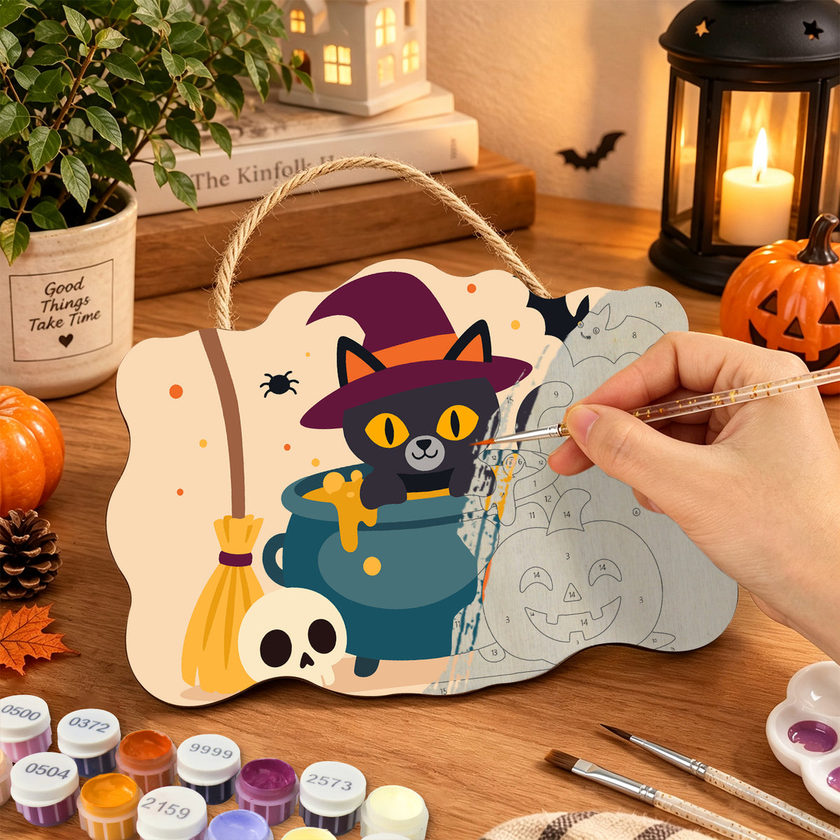 Pancarte Chat au Chapeau Pointu en cours de peinture, pinceau à la main — Maison Artsen