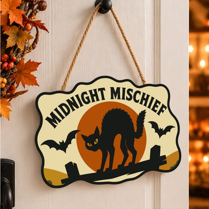 Pancarte Chat Noir de Minuit peinte et accrochée à une porte d'entrée décorée pour Halloween — Maison Artsen