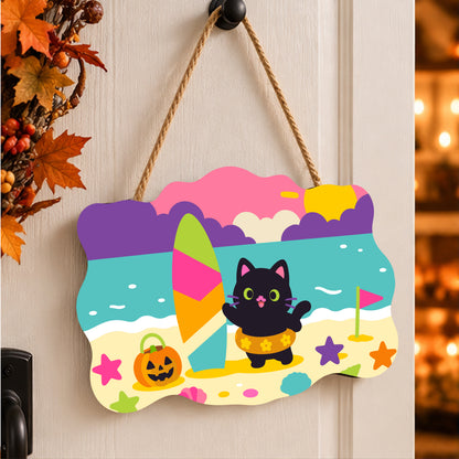 Pancarte Chat Noir en Bouée peinte et accrochée à une porte d'entrée décorée pour Halloween — Maison Artsen