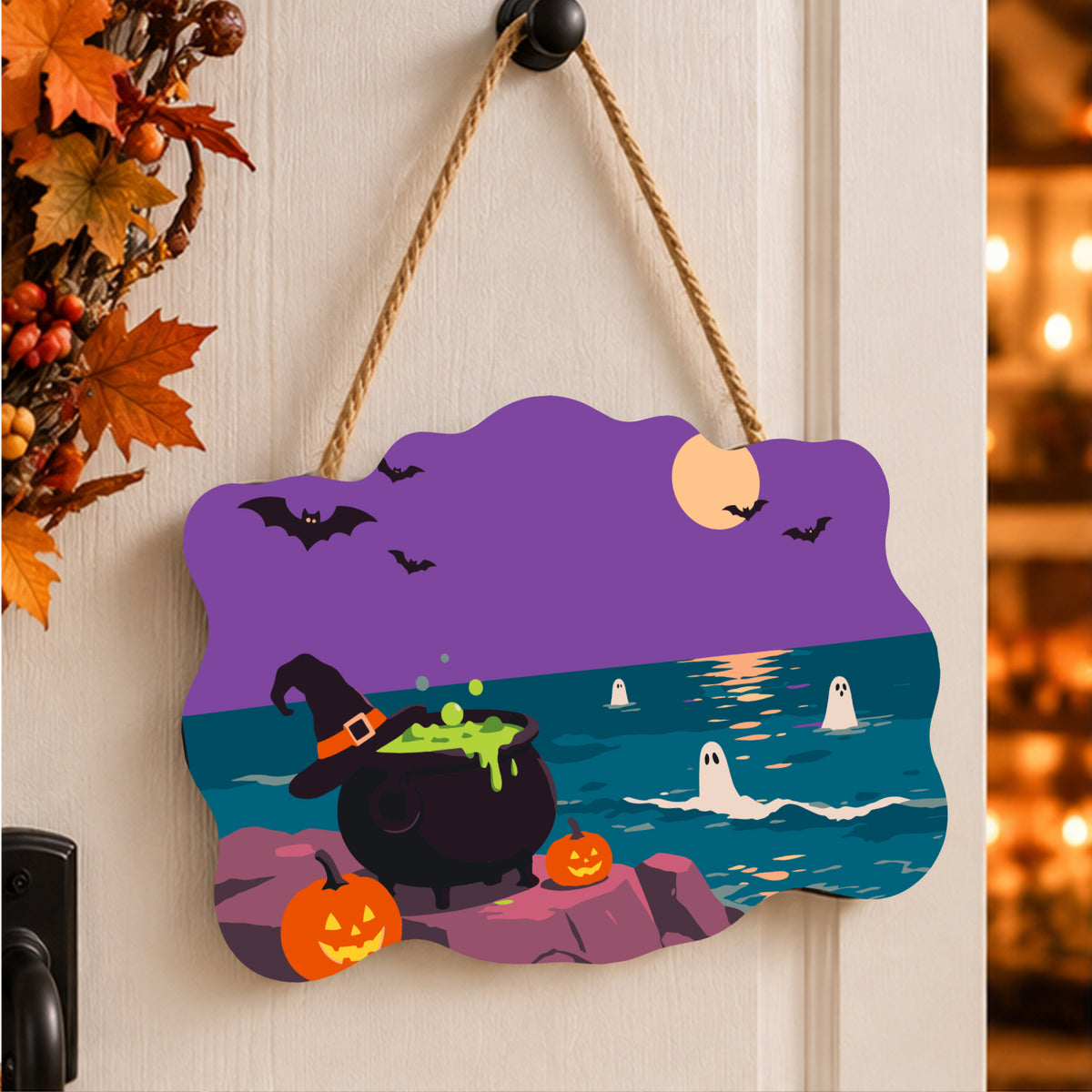 Pancarte Chaudron sur les Rochers peinte et accrochée à une porte d'entrée décorée pour Halloween — Maison Artsen