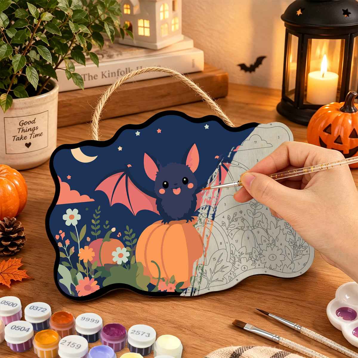 Pancarte Chauve-souris Rose sur Citrouille en cours de peinture, pinceau à la main — Maison Artsen