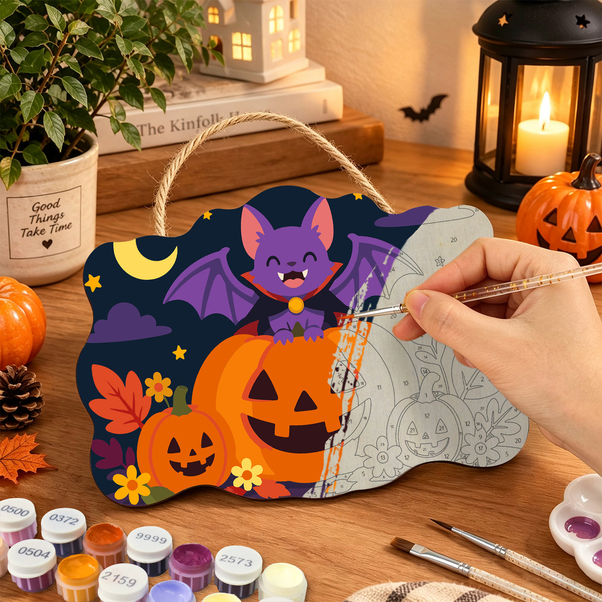 Pancarte Chauve-souris sur Grande Citrouille en cours de peinture, pinceau à la main — Maison Artsen
