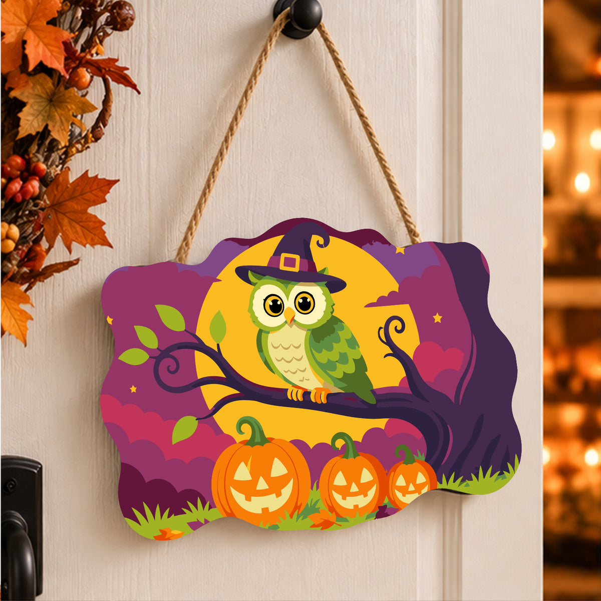 Pancarte Chouette Sorcière et Citrouilles peinte et accrochée à une porte d'entrée décorée pour Halloween — Maison Artsen