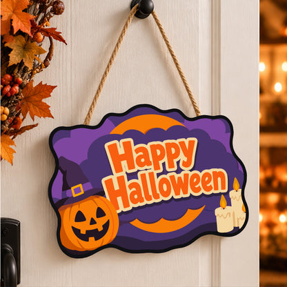 Pancarte Citrouille Sorcière aux Bougies peinte et accrochée à une porte d'entrée décorée pour Halloween — Maison Artsen