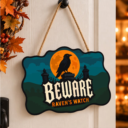 Pancarte Corbeau du Cimetière peinte et accrochée à une porte d'entrée décorée pour Halloween — Maison Artsen