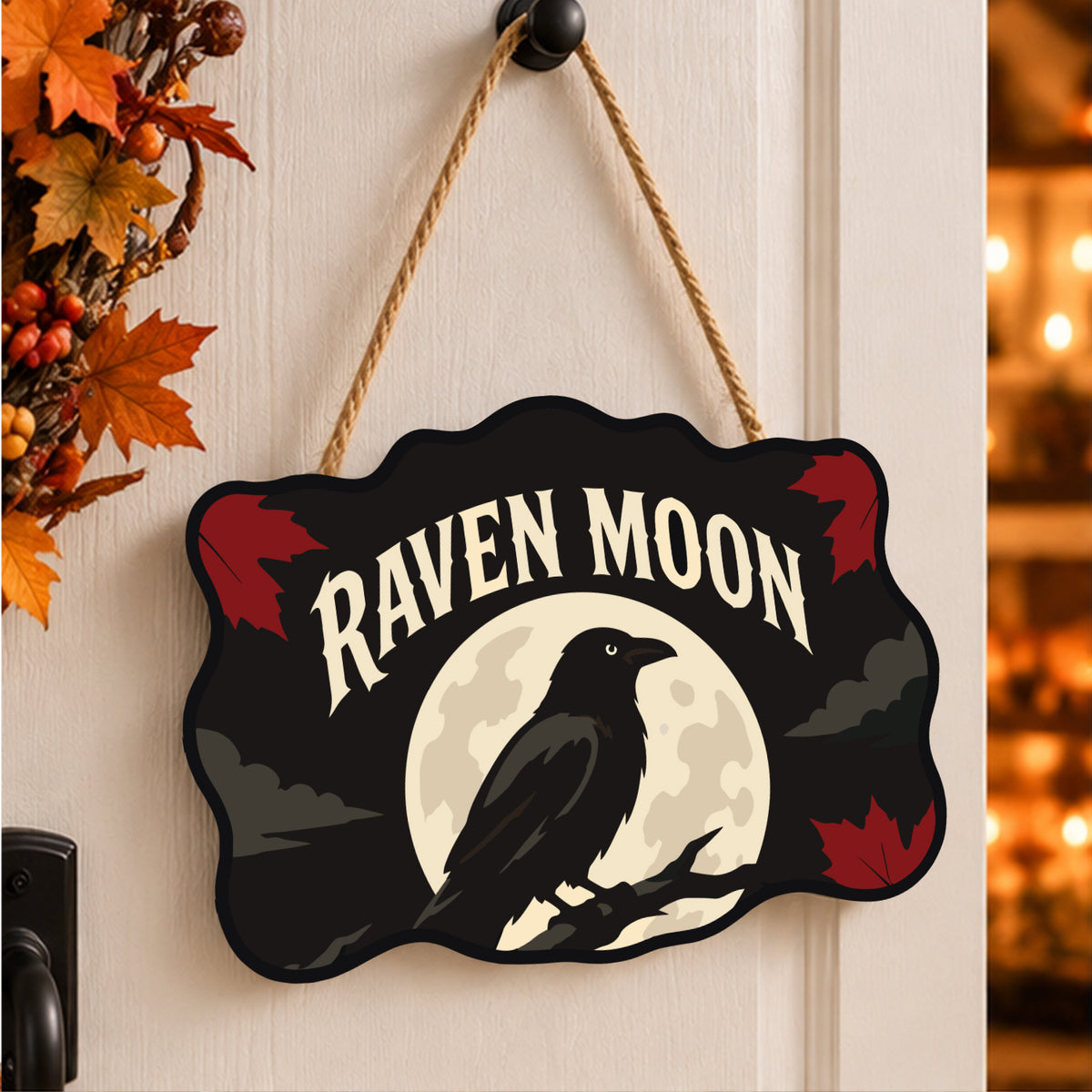 Pancarte Corbeau et Feuilles Rouges peinte et accrochée à une porte d'entrée décorée pour Halloween — Maison Artsen