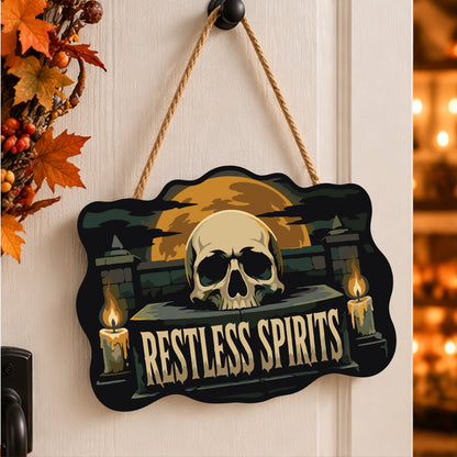 Pancarte Crâne aux Deux Bougies peinte et accrochée à une porte d'entrée décorée pour Halloween — Maison Artsen