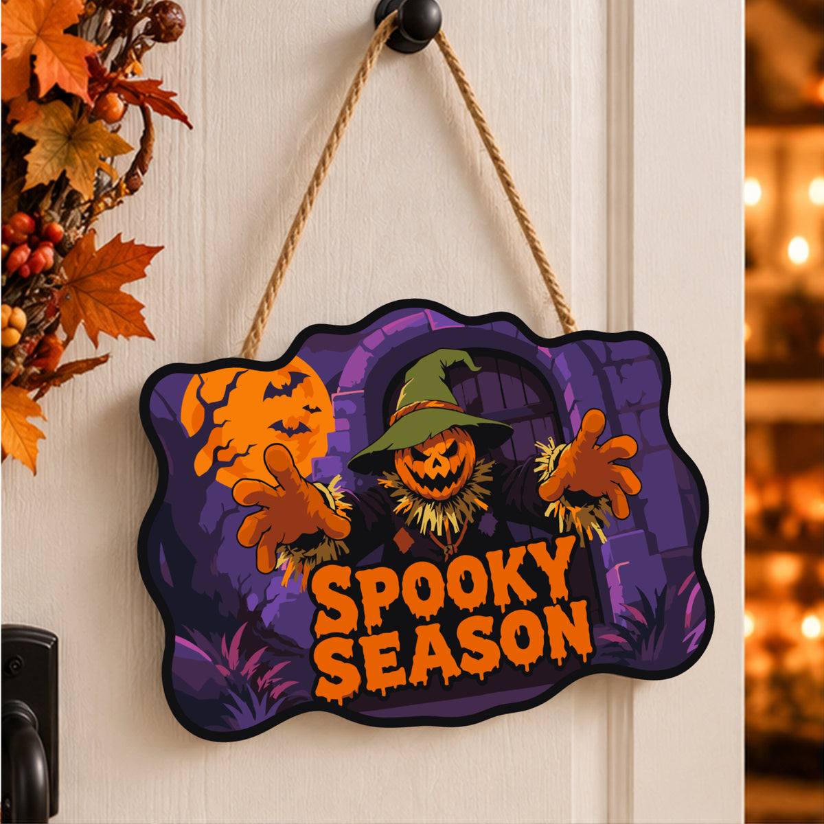 Pancarte Épouvantail au Mur Violet peinte et accrochée à une porte d'entrée décorée pour Halloween — Maison Artsen