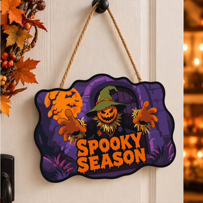 Pancarte Épouvantail au Mur Violet peinte et accrochée à une porte d'entrée décorée pour Halloween — Maison Artsen