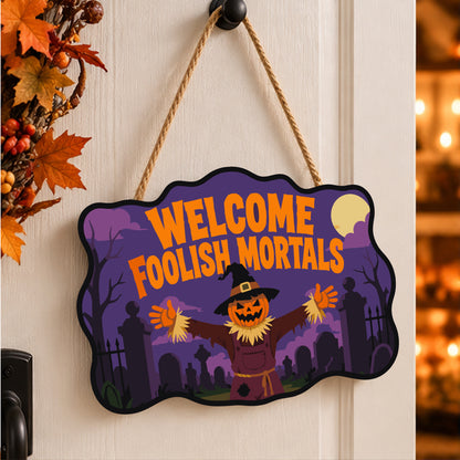 Pancarte Épouvantail aux Grilles Hantées peinte et accrochée à une porte d'entrée décorée pour Halloween — Maison Artsen