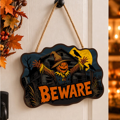 Pancarte Épouvantail devant la Ferme peinte et accrochée à une porte d'entrée décorée pour Halloween — Maison Artsen