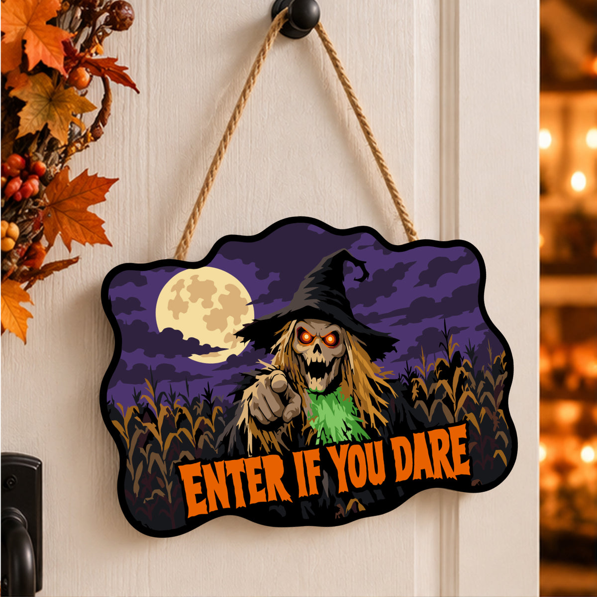 Pancarte Épouvantail sous la Lune peinte et accrochée à une porte d'entrée décorée pour Halloween — Maison Artsen