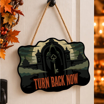 Pancarte Gardien du Cimetière peinte et accrochée à une porte d'entrée décorée pour Halloween — Maison Artsen