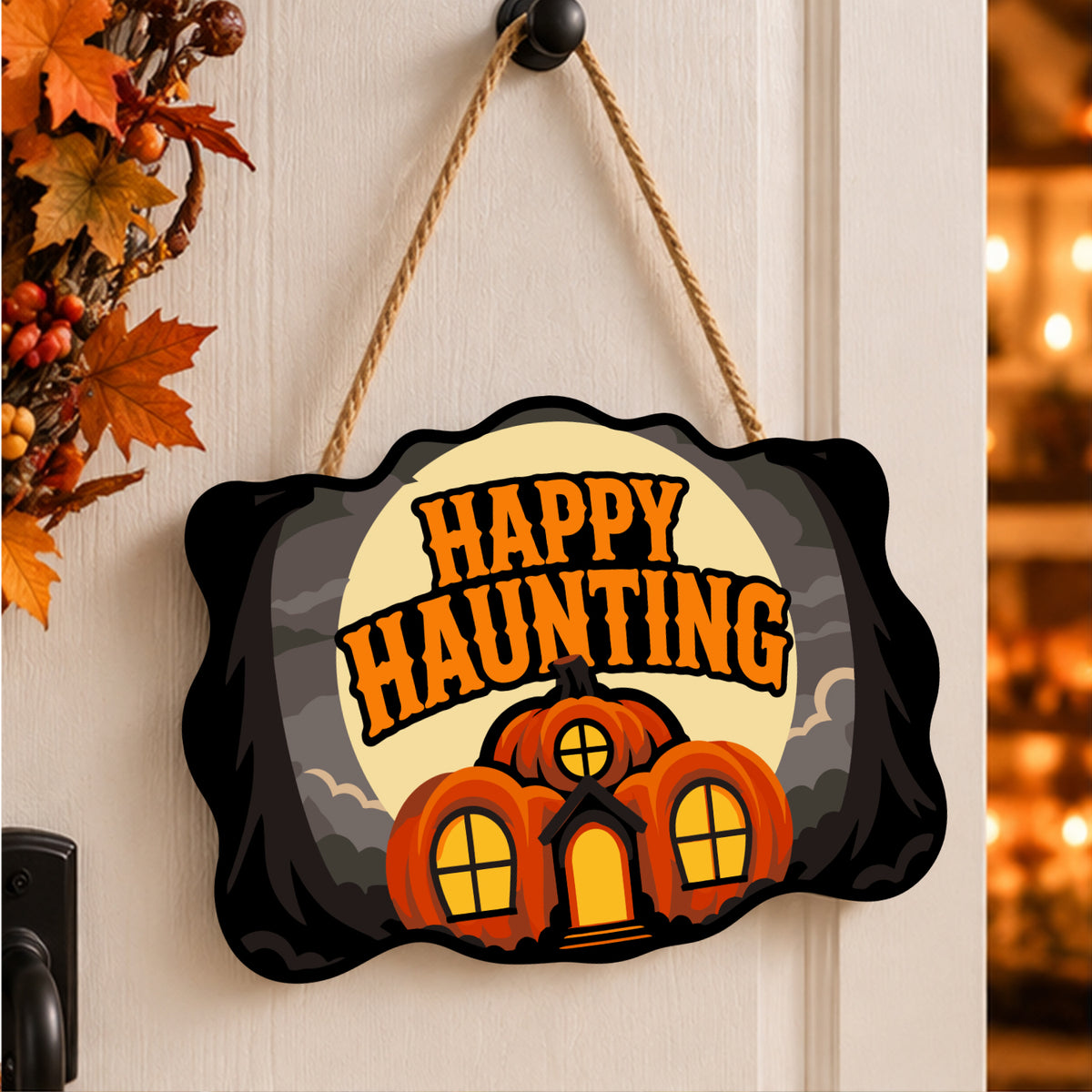 Pancarte Maison Citrouille Éclairée peinte et accrochée à une porte d'entrée décorée pour Halloween — Maison Artsen