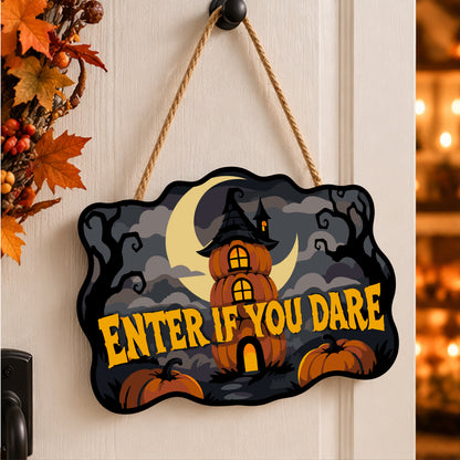 Pancarte Maison de Citrouilles Empilées peinte et accrochée à une porte d'entrée décorée pour Halloween — Maison Artsen