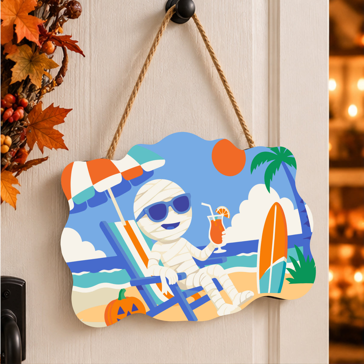 Pancarte Momie en Vacances peinte et accrochée à une porte d'entrée décorée pour Halloween — Maison Artsen