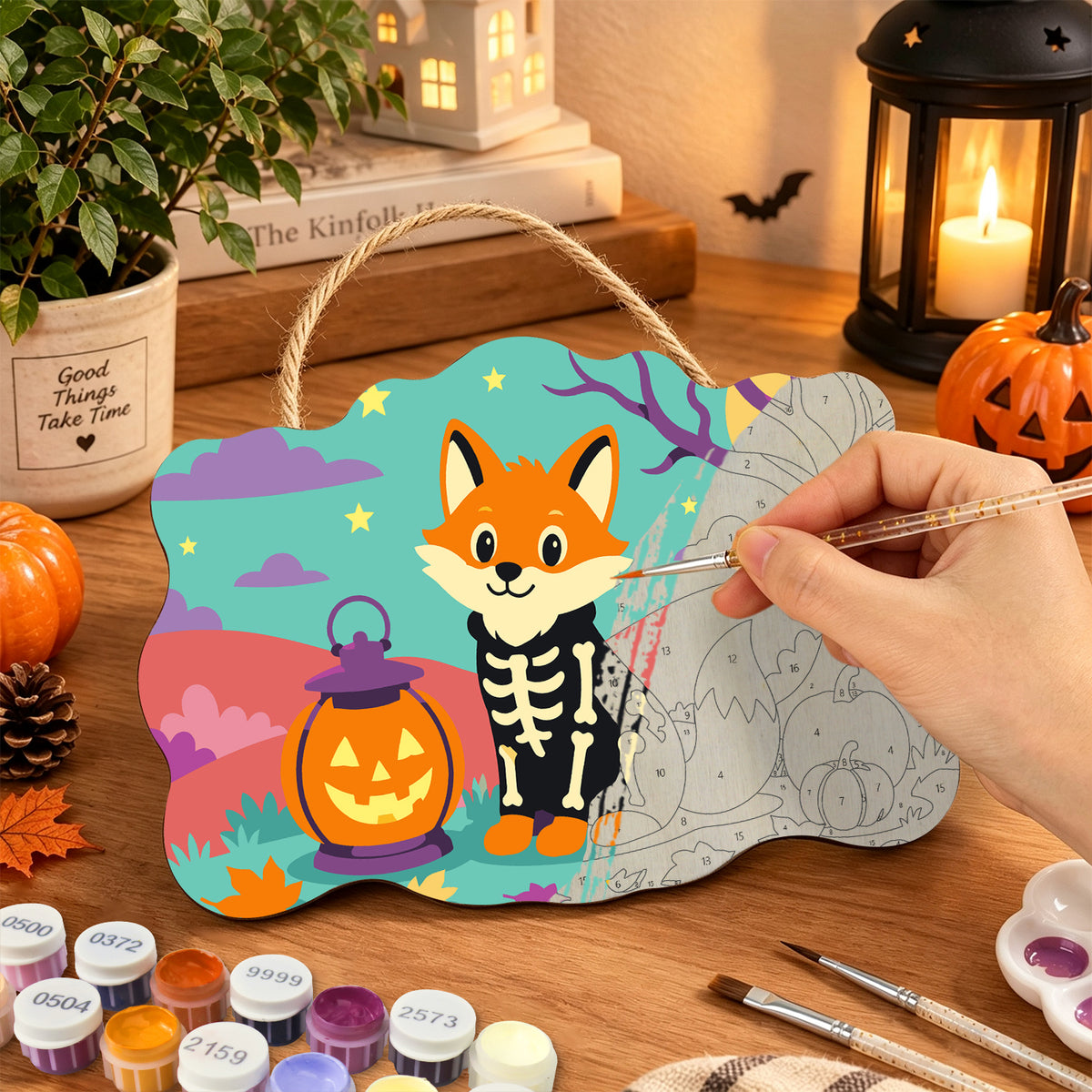 Pancarte Renard en Costume Squelette en cours de peinture, pinceau à la main — Maison Artsen