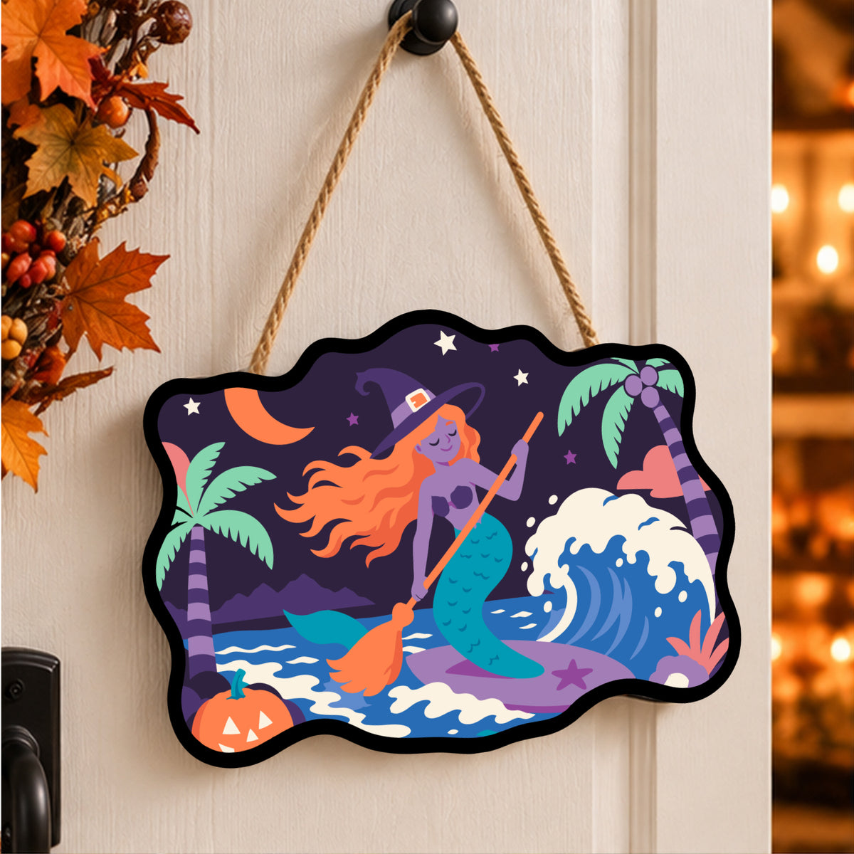 Pancarte Sirène Sorcière et Vague peinte et accrochée à une porte d'entrée décorée pour Halloween — Maison Artsen