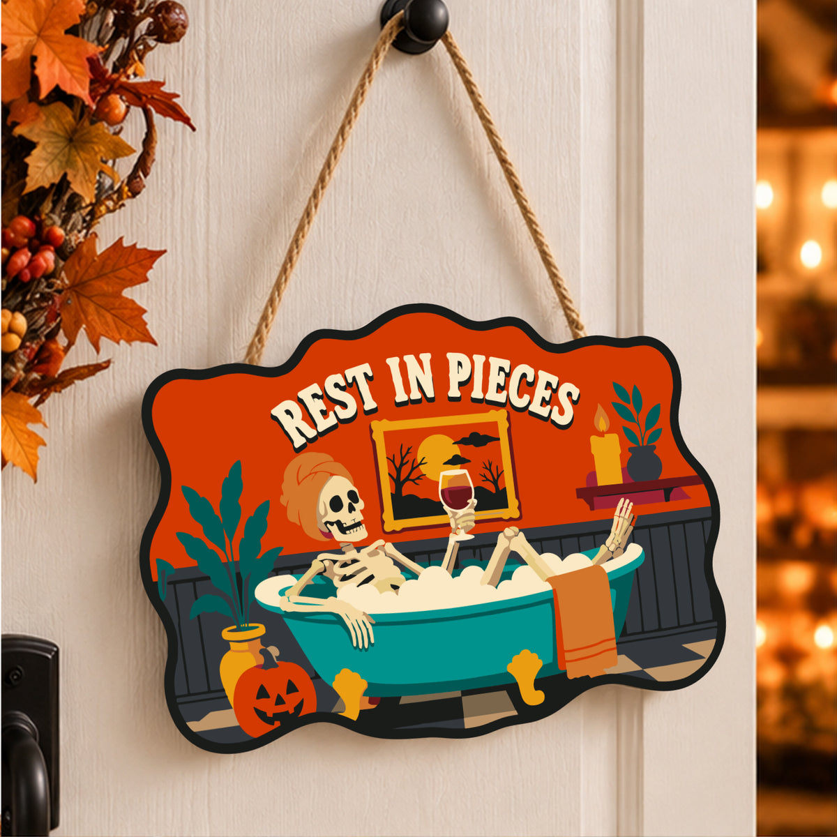 Pancarte Squelette dans son Bain peinte et accrochée à une porte d'entrée décorée pour Halloween — Maison Artsen