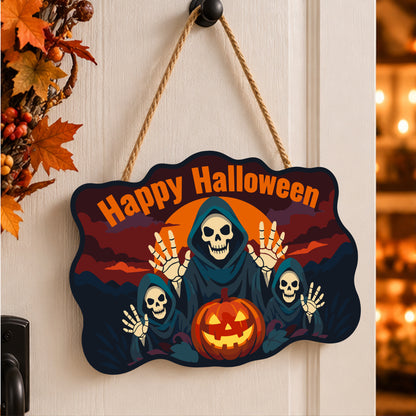 Pancarte Trio de Faucheurs Encapuchonnés peinte et accrochée à une porte d'entrée décorée pour Halloween — Maison Artsen